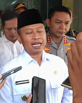 Assalamualaikum warga kota Depok, Saya turut prihatin atas peristiwa yang terjadi beberapa hari ini, dan saya mengajak seluruh warga untuk tidak mudah terprovokasi oleh isu-isu yang bisa merugikan kita semua, karena Depok adalah rumah kita bersama. Mari sama-sama kita jaga Depok tetap aman dan nyaman. @pemkotdepok terus berkoordinasi dengan TNI–Polri untuk memastikan ketentraman dan keamanan masyarakat. Terima kasih, wassalamualaikum. @kodim_depok @polresmetrodepok #SupianSuri #SS #PerubahanDepokMaju #depok #walikota