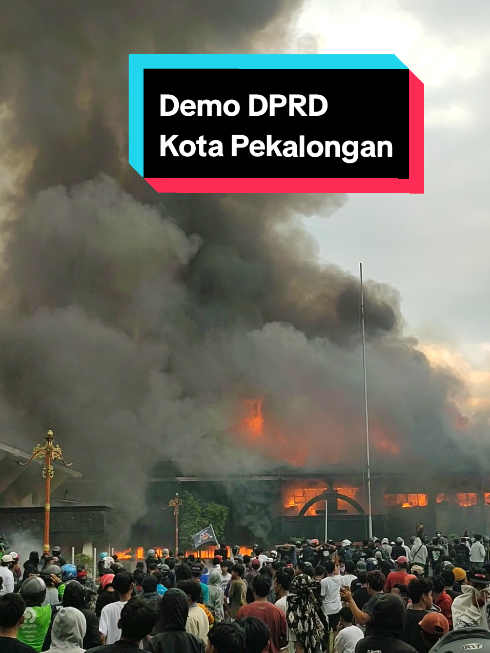 DPRD Kota Pekalongan Menyala🔥🔥🔥 #demo #dpr #dprd #kotapekalongan #fyp 