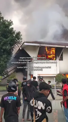 pendemo anarko mayoritas bocil-bocil 🥺 tolong jangan rusak fasilitas umum saat menyampaikan aspirasi, fasilitas umum dibangun juga dari uang pajak rakyat #kotapekalongan💜 #pekalongan #pekalongan24jam #kotapekalonganstory #dprdkotapekalongan #pekalonganinfo #demo #indonesia🇮🇩 #prabowo #dprri #adilikoruptor #demoanarkis 