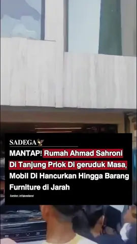 🚨BREAKING: Rumah Ahmad Sahroni di Tanjung Priok Digeruduk Massa, Barang-Barang Dijarah. Dalam video terlihat massa menghancurkan mobil Lexus yang terparkir di garasi, mengambil barang-barang furniture hingga robot ironman #demodpr #ahmadsyahroni #syahroni #indonesiaberduka 