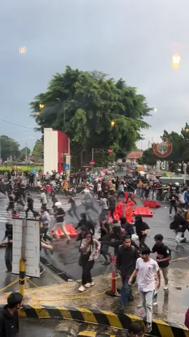 polisi melempar gas air mata, dugaan satu korban jatuh dan puluhan luka luka di evakuasi ke mall rita purwokerto #revolusi #demo2025 #purwokerto