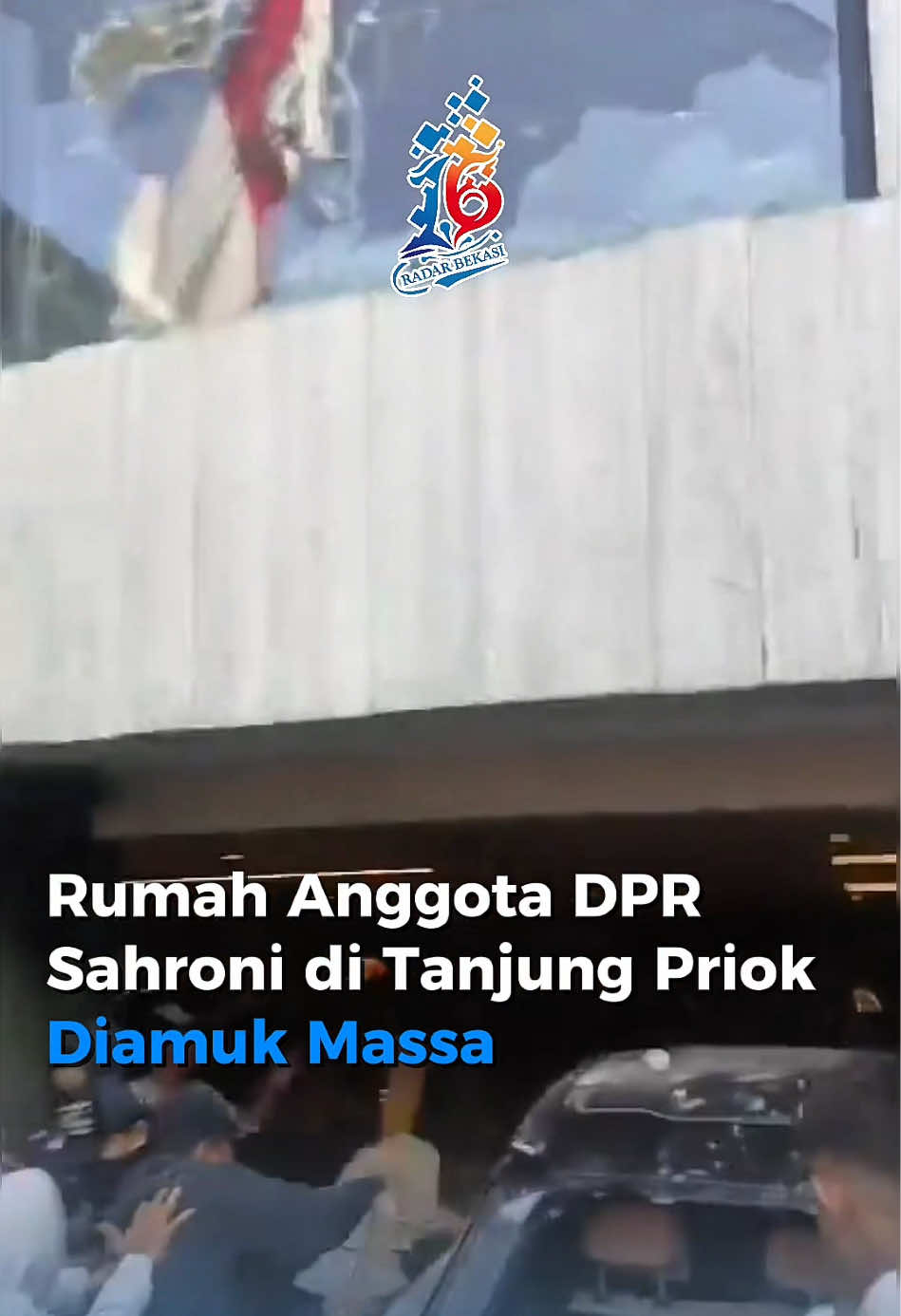 Rumah anggota Komisi I DPR RI, Sahroni, di Jalan Swasembada Timur XXII, Kebon Bawang, Tanjung Priok, Jakarta Utara, menjadi sasaran amukan massa, Sabtu (30/8). Berdasarkan video yang diterima redaksi, massa memasuki kediaman Sahroni dan melakukan perusakan. Selain itu, warga juga mengambil barang-barang pribadi milik politisi Partai NasDem tersebut. Hingga saat ini, penyebab amuk massa tersebut masih belum diketahui, dan pihak kepolisian belum memberikan keterangan resmi terkait insiden ini. #demo #aksi #situasi #ricuh #sahroni