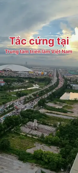 Tắc cứng đường vào Trung tâm triển lãm Việt Nam, Đông Anh, Hà Nội lúc 5h14 chiều 30-8-2025