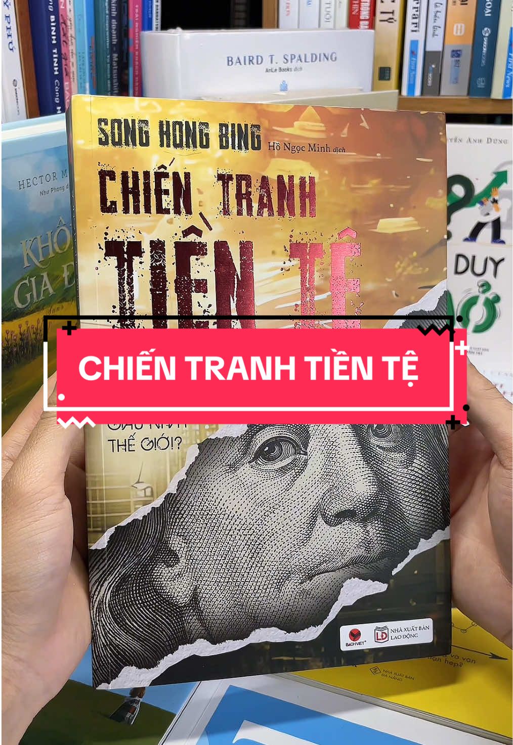Chiến Tranh Tiền Tệ – Cuộc chơi ngầm thao túng cả thế giới! Bạn có biết rằng những cuộc khủng hoảng tài chính toàn cầu không phải ngẫu nhiên mà xảy ra?  Đằng sau đó là cuộc chiến ngầm của các thế lực tài chính nhằm kiểm soát tiền tệ, thao túng chính trị và định hình cả vận mệnh quốc gia. Cuốn sách “Chiến Tranh Tiền Tệ” sẽ vén màn bí mật về: - Cách đồng tiền bị biến thành vũ khí quyền lực. - Vì sao một số quốc gia vươn lên thịnh vượng, trong khi nhiều nước rơi vào bẫy nợ. - Những bài học thực tiễn để bạn hiểu rõ hơn dòng chảy tài chính chi phối thế giới hôm nay. Nếu bạn muốn nắm bắt quy luật tiền tệ để bảo vệ tài sản và đi trước một bước trên bàn cờ kinh tế, thì đây là cuốn sách không thể bỏ qua. Sở hữu ngay “Chiến Tranh Tiền Tệ” để tự trang bị kiến thức trong cuộc chiến không khói súng nhưng đầy khốc liệt này!#tiemsachbinhyen #BookTok #sach #sachhay #chientranhtiente 