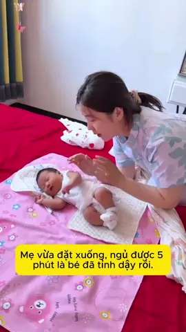 Bé vừa đặt xuống ngủ 5 phút đã tỉnh 😅Hóa ra chỉ cần đổi cách vỗ như thế này thôi, không phải bế bé dậy lại đâu mẹ nha 👶 #MẹoNuôiCon #BíKípLàmMẹ #NuôiConNhẹNhàng #MẹBỉmSữa #bokho1998 