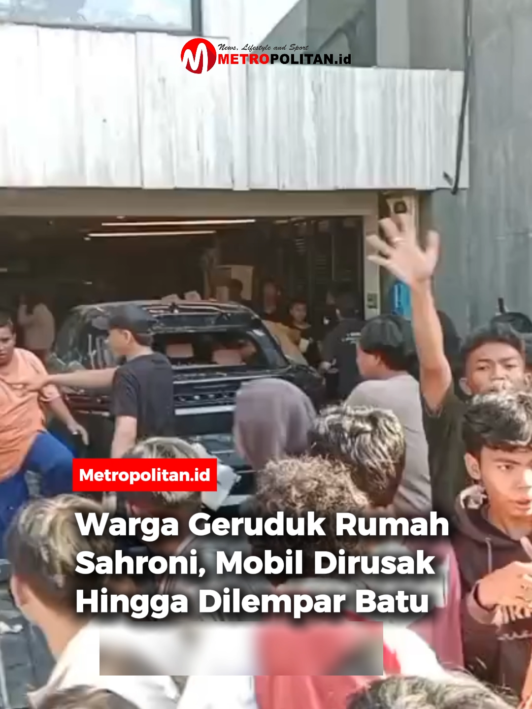 Rumah anggota DPR RI dari Fraksi NasDem, Ahmad Sahroni, di Jalan Swasembada Timur XXII, Tanjung Priok, Jakarta Utara, didatangi massa pada Sabtu (30/8/2025) sore. Aksi ini dipicu pernyataan kontroversial Sahroni yang menyebut desakan pembubaran DPR sebagai tindakan tolol. Ucapan tersebut memicu gelombang kemarahan publik, terutama di tengah meningkatnya aksi protes di berbagai daerah. Massa berkerumun di gang sempit menuju rumah mewah milik Sahroni, sebagian melakukan orasi di depan pagar rumah yang terkunci rapat.  Warga bahkan melempar dan menerobos masuk ke rumah Sahroni dan merusak sejumlah mobil dan perabotan. 🎥: TikTok/@info_karawang/@jaka_sj12/@deditia #metropolitanid #bacametropolitan #ahmadsahroni #rumahsahronidigruduk #amukanmassa #priokjakut