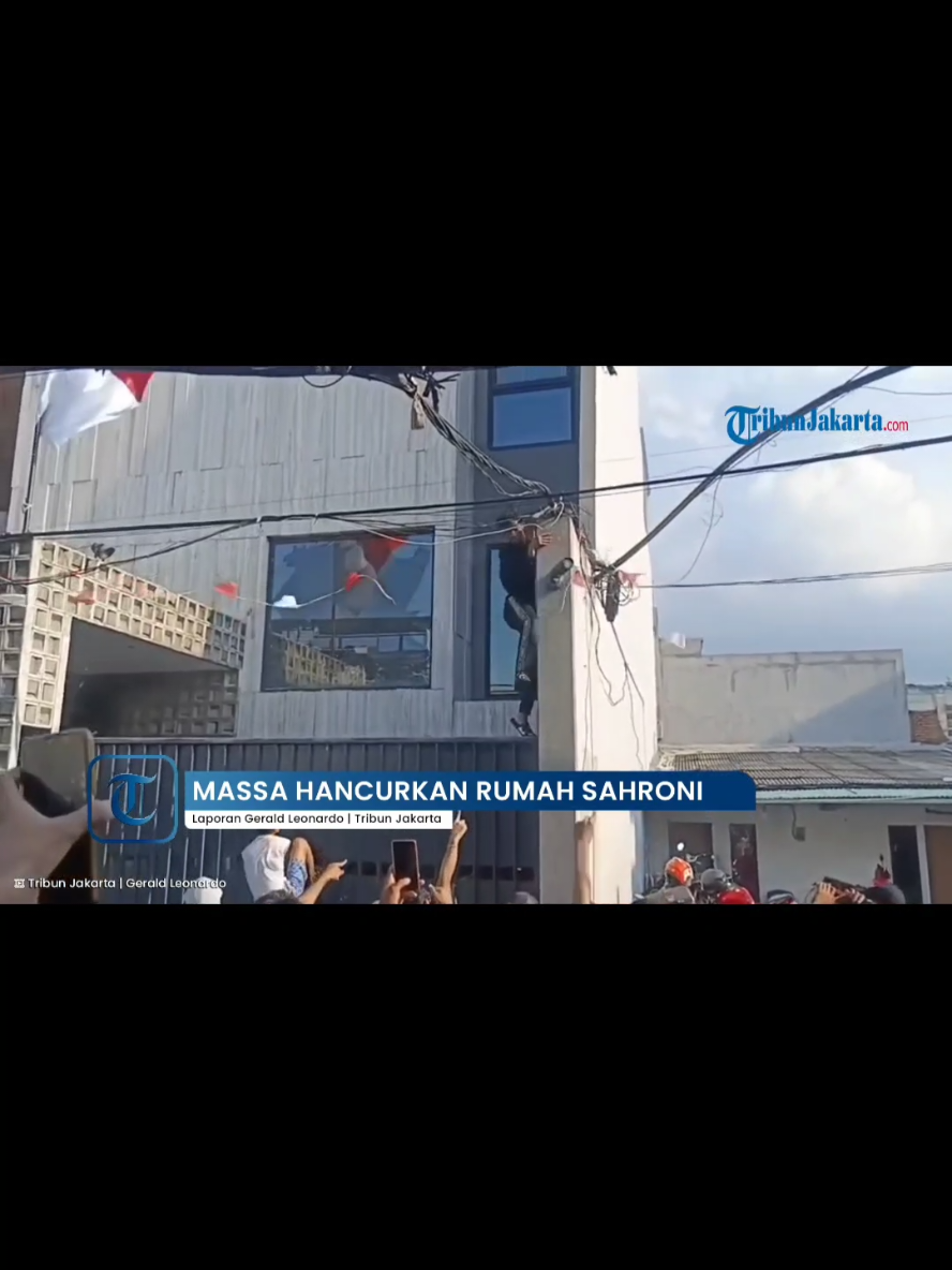 Massa hancurkan rumah Sahroni #ahmadsahroni #dpr #demo #fyp 