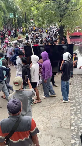 disuruh demo malah bawa barang😭#fypage #indonesiagelap2025 #pekalongan24jam 