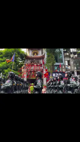 Lá cờ đỏ sao vàng Tổ quốc tung bay rực rỡ bên cờ Phật giáo, hòa quyện trong không khí linh thiêng, tự hào dân tộc, vừa thấm đượm tinh thần từ bi, hòa bình #phatgiao 