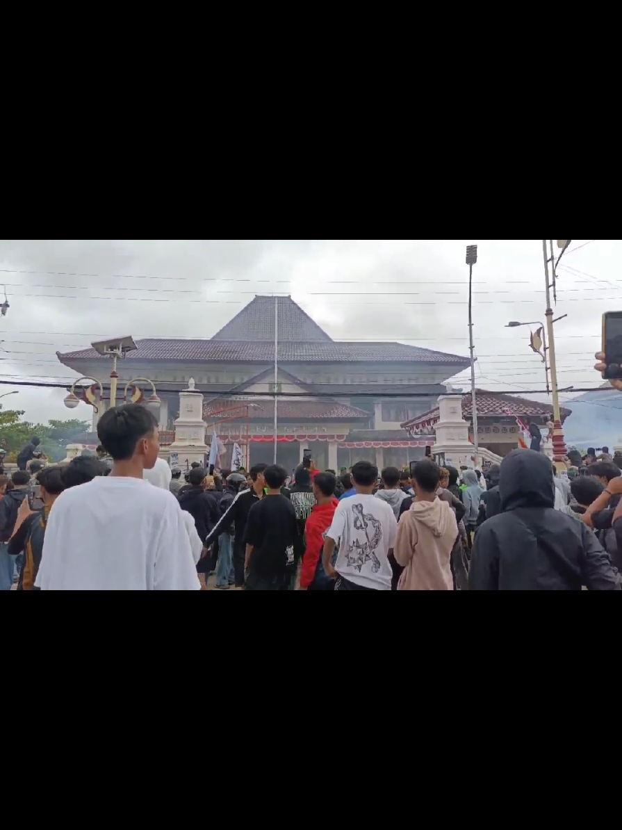 aksi unjuk rasa di Kebumen ricuh, Polisi kembali tembakan gas air mata. stay safe kawan2  #demo 
