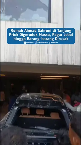 Rumah Ahmad Sahroni Digeruduk Massa Rumah anggota Komisi III DPR RI sekaligus politikus Ahmad Sahroni, di kawasan Tanjung Priok, Jakarta Utara, digeruduk massa pada Sabtu (30/8/2025) sekitar pukul 15.00 WIB. Massa yang datang langsung berkumpul di depan rumah Sahroni. Mereka menyuarakan kekesalan terhadap ucapan kontroversial Sahroni yang belakangan menuai protes publik. Situasi memanas ketika pagar rumah dijebol, lalu massa masuk ke dalam dan melakukan pengerusakan barang-barang di dalam rumah. Dalam rekaman video yang beredar, kondisi rumah tampak porak-poranda. Mobil mewah jenis Lexus di garasi ikut dirusak, sementara sejumlah barang di dalam rumah seperti furnitur hingga koleksi unik berupa robot Ironman rusak. #infodepok #infojabodetabek #ahmadsahroni 