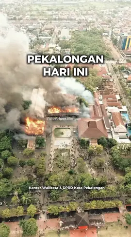 Kondisi Kota Pekalongan sore ini, terpantau aksi masuk kedalam Kantor Walikota dan Gedung DPRD Kota Pekalongan.  kepulan asap dan api di Kantor Walikota dan DPRD Kota Pekalongan, akibat dari kerusuhan yang terjadi. Kerusakan terlihat di beberapa bangunan dan area sekitarnya. 📹 : Warga & Tim Voice Of Pekalongan  #Pekalongan #KotaPekalongan #DemoPekalongan #HarianPekalongan #ojolviral #dprri #Kantorwalikota