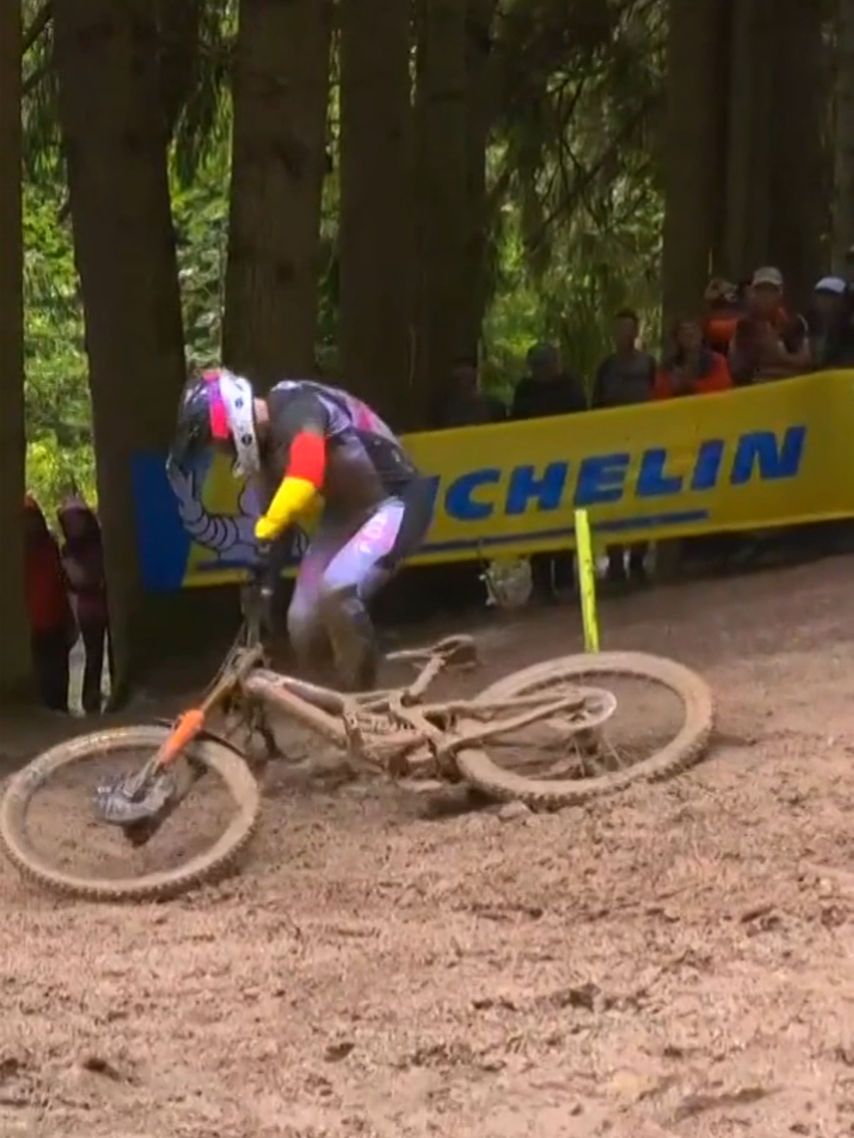 Brutal conditions in Les Gets! 🌧️ Nina Hoffmann takes a slide as Marine Cabirou still leads! 👀