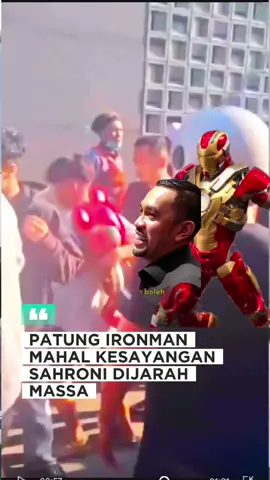Rumah Ahmad Sahroni Digeruduk Massa, Mobil Lexus Dirusak, Perabot Hingga Ironman Dijarah. Rumah anggota DPR Ahmad Sahroni di Tanjung Priok, Jakarta Utara, digeruduk massa pada Sabtu (30/8/2025) sore. Dalam video yang beredar, terlihat barang-barang seperti televisi, perabot rumah tangga, hingga sebuah robot Iron Man dijarah. Massa juga merusak mobil Lexus yang terparkir di garasi dengan menghancurkan kaca dan bodinya.