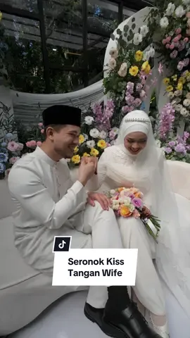 Seronok dapat first kiss tangan wife #fypシ #photographerwedding #nokgambarkenosenyum 