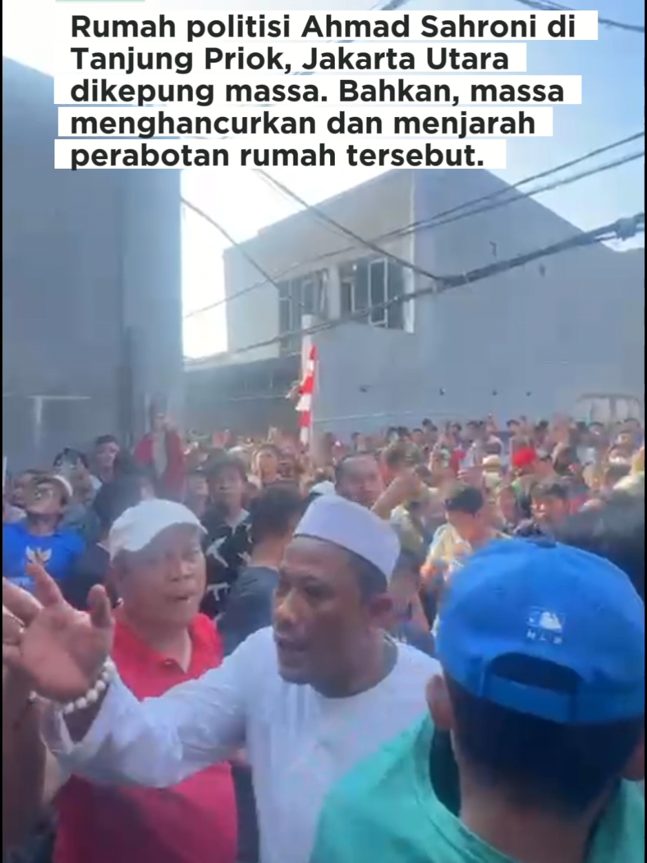 Rumah politisi Ahmad Sahroni di Tanjung Priok, Jakarta Utara dikepung massa. Bahkan, massa menghancurkan dan menjarah perabotan rumah tersebut. Saat ini, massa masih mengepung kediaman politisi partai Nasional Demokrat (Nasdem) tersebut. #demojakarta #demodpr #demonstrasi 