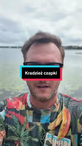 ** Skandaliczna kradzież czapki sprzed małego fana!** Po zwycięstwie w US Open Kamil Majchrzak zdjął czapkę, by podarować ją uczciwemu młodemu kibicowi. Niestety — dorosły mężczyzna ją wyrwał i schował do torby kobiety obok, ignorując rozpacz dziecka. Zachowanie zostało błyskawicznie potępione przez internet — a Majchrzak ponownie udowodnił, że sport to też pasja i empatia. Poprosił o pomoc, a internet zadziałał — chłopiec został odnaleziony w ciągu godziny, a Majchrzak zrekompensował mu stratę. To, co zrobił jeden — to skandal. To, co zrobiła społeczność — to prawdziwa lekcja człowieczeństwa. ⸻ #SpojrzenieMateusza #Majchrzak #USOpen #sport #empatia   