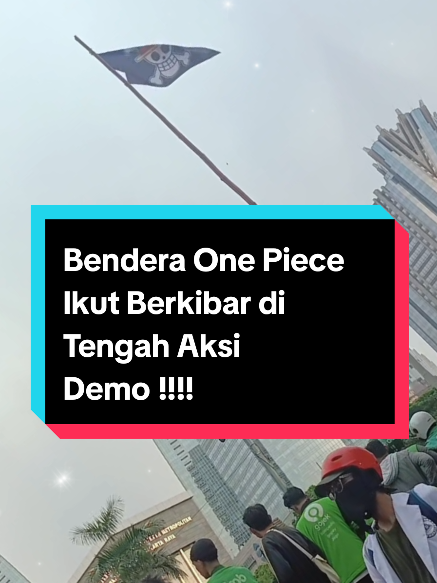 Bendera One Piece Ikut Berkibar di Tengah Aksi Demo di Mapolda Metro Jaya, Jumat (29/8/2025). #benderaonepiece #demorusuh #poldametrojaya 