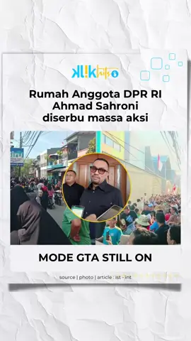 Rumah politisi Ahmad Sahroni di Tanjung Priok, Jakarta Utara dikepung massa. Bahkan, massa juga menjarah harta benda milik Sahroni. Netizen, meminta massa agar tidak membakar rumah politisi tersebut. Aksi pengepungan massa itu diunggah akun TikTok @m451mam, Sabtu (30/8/2025). Bahkan video tersebut sudah dilihat lebih dari 1,4 juta penonton. Netizen meminta agar massa tidak berbuat anarkis. Pasalnya, kediaman rumah Ahmad Sahroni dipadati dengan rumah penduduk.