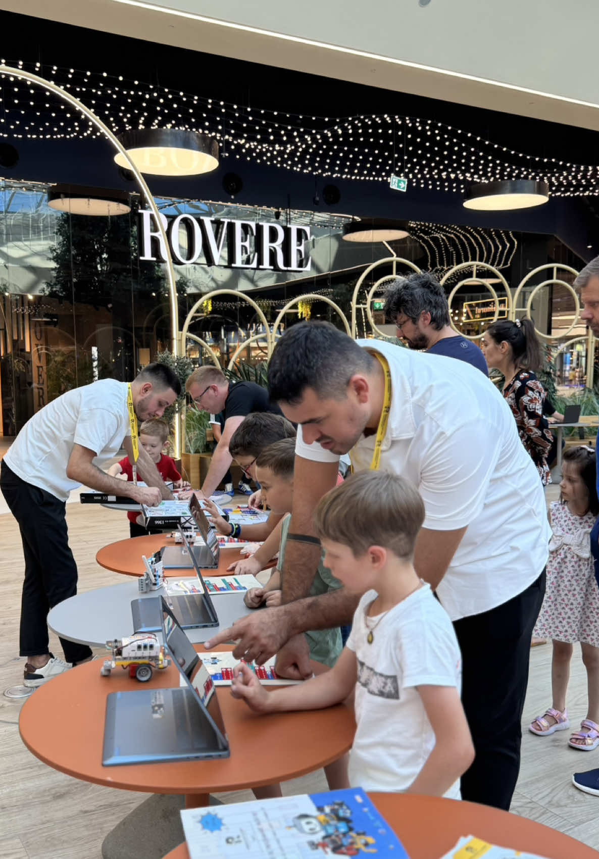 Weekendul nostru a început de joi, cu teatru și robotică pentru cei mici. Azi și mâine continuăm surprizele: Târgul de Antichități în zona HalfPrice și un eveniment auto pe care nu vrei să-l ratezi: @Uncensored Events! 🙀❤️ #MallMoldova #evenimenteiasi #iasiromania 