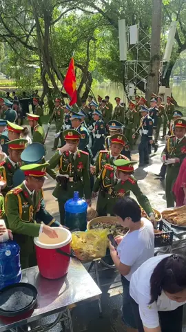 Mỗi người đu concnet  quốc gia theo một cách riêng của mình. Tôi không ngắm ngắm các đồng chí và hò hét ...! tôi chuẩn bị các cốc nước mát, các chiếc bánh, củ khoai, quả ngọt tiếp thêm sức mạnh tinh thần cho các đồng chí...! chúc các đồng chí mạnh khoẻ hoàn thành tốt nhiệm vụ. A80#a80 #quockhanh #duyetbinh #A80 