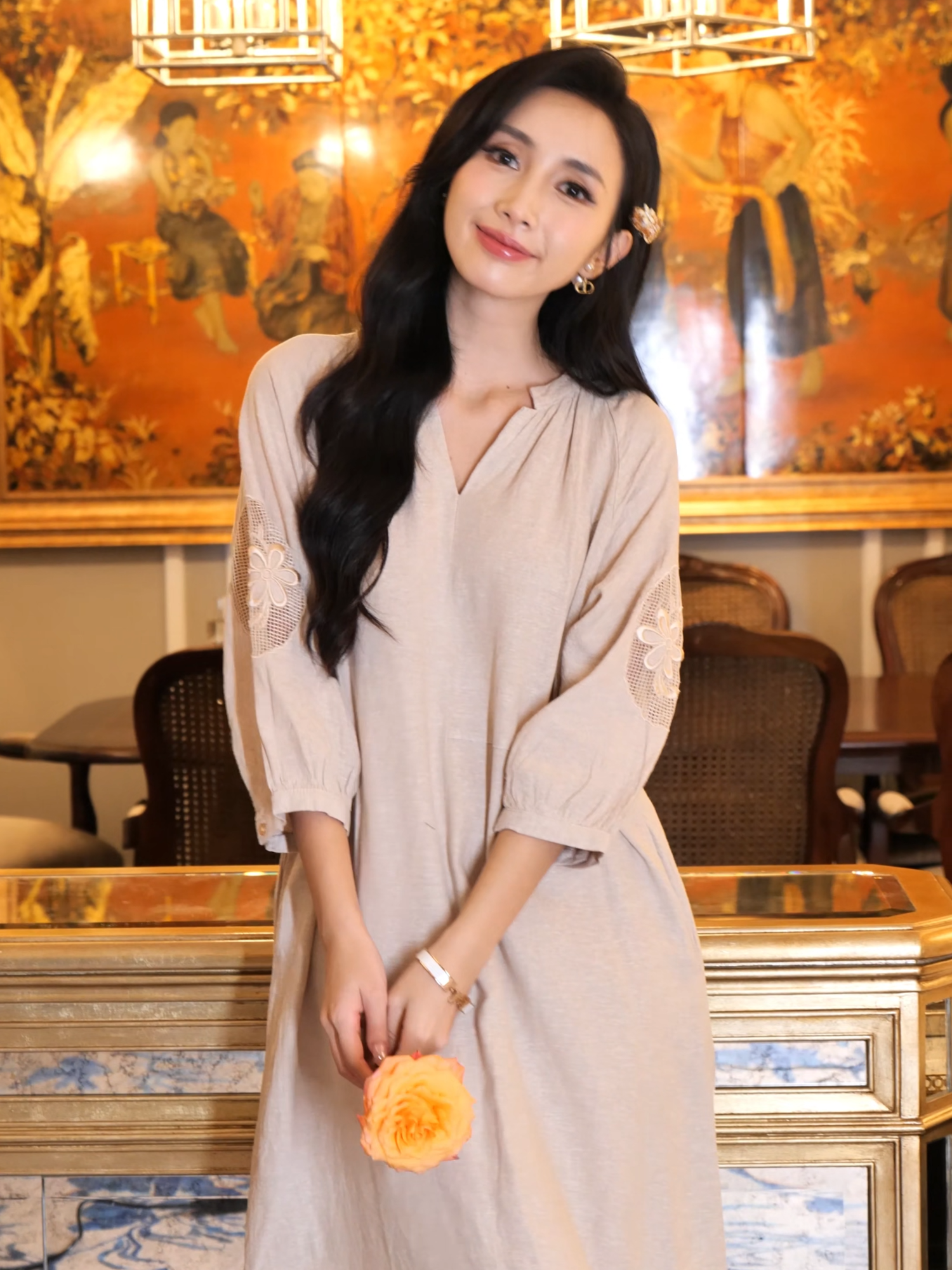 Thiết kế kín đáo, thanh lịch, khẽ điểm tô nét dịu dàng trong ngày đại lễ ngập tràn niềm vui. #thoitrangnu #Swanlake #damsuong #thoitrangtrungnien