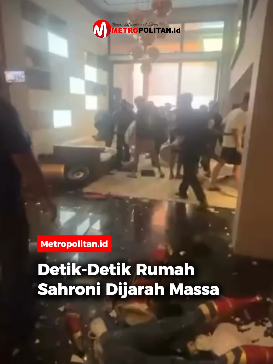 Rumah anggota DPR RI, Ahmad Sahroni di Tanjung Priok, Jakarta digeruduk massa pada Sabtu (30/8). Bahkan, kini semua seisi rumahnya dijarah hingga tak bersisa.  Tampak ribuan massa mengepung rumah sahroni, tak sedikit diantaranya masuk ke dalam rumah, menghancurkan isi rumah, dan mobilnya. 🎥: infojawabarat #metropolitanid #bacametropolitan #ahmadsahroni #rumahsahronidigeruduk #rumahsahronidijarah