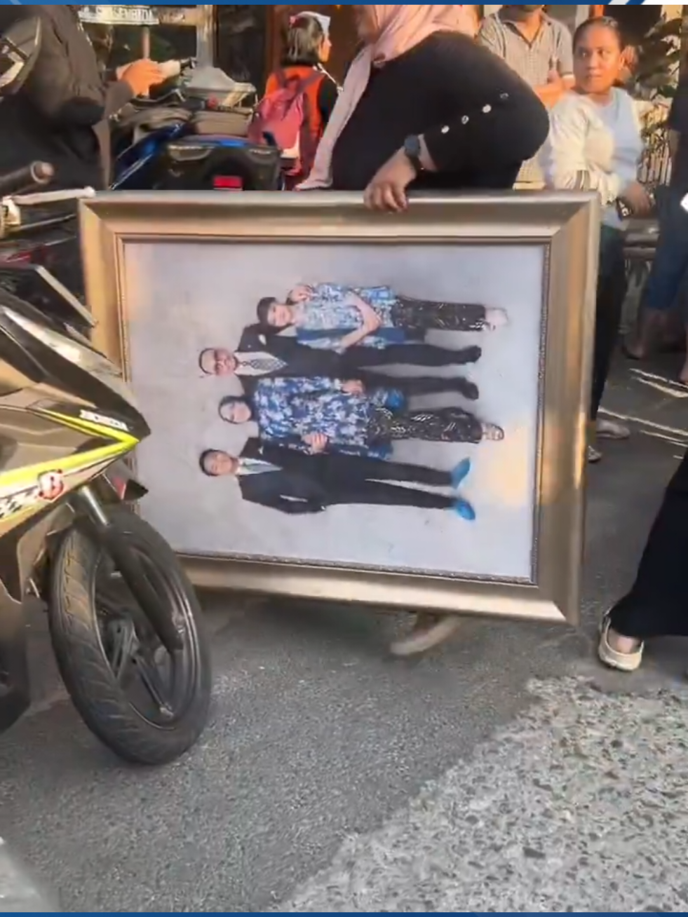 guyss info dapet apa aja dari rumah ahmad sahroni😭😭 kepo bgt plz. #foryou #trending #viralvideo #lewatberanda #syahroni #UyaKuya #demo #DPR #jakarta 