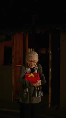 Có những ký ức không bao giờ tắt… Có những đứa con không bao giờ được trở về… Lấy cảm hứng từ bộ phim Đừng đốt, mình muốn lưu giữ khoảnh khắc này như một lời nhắc nhở: Hãy biết trân trọng hòa bình, trân trọng hiện tại @Hiwon Makeup & Academy @Datto làm video 📹 