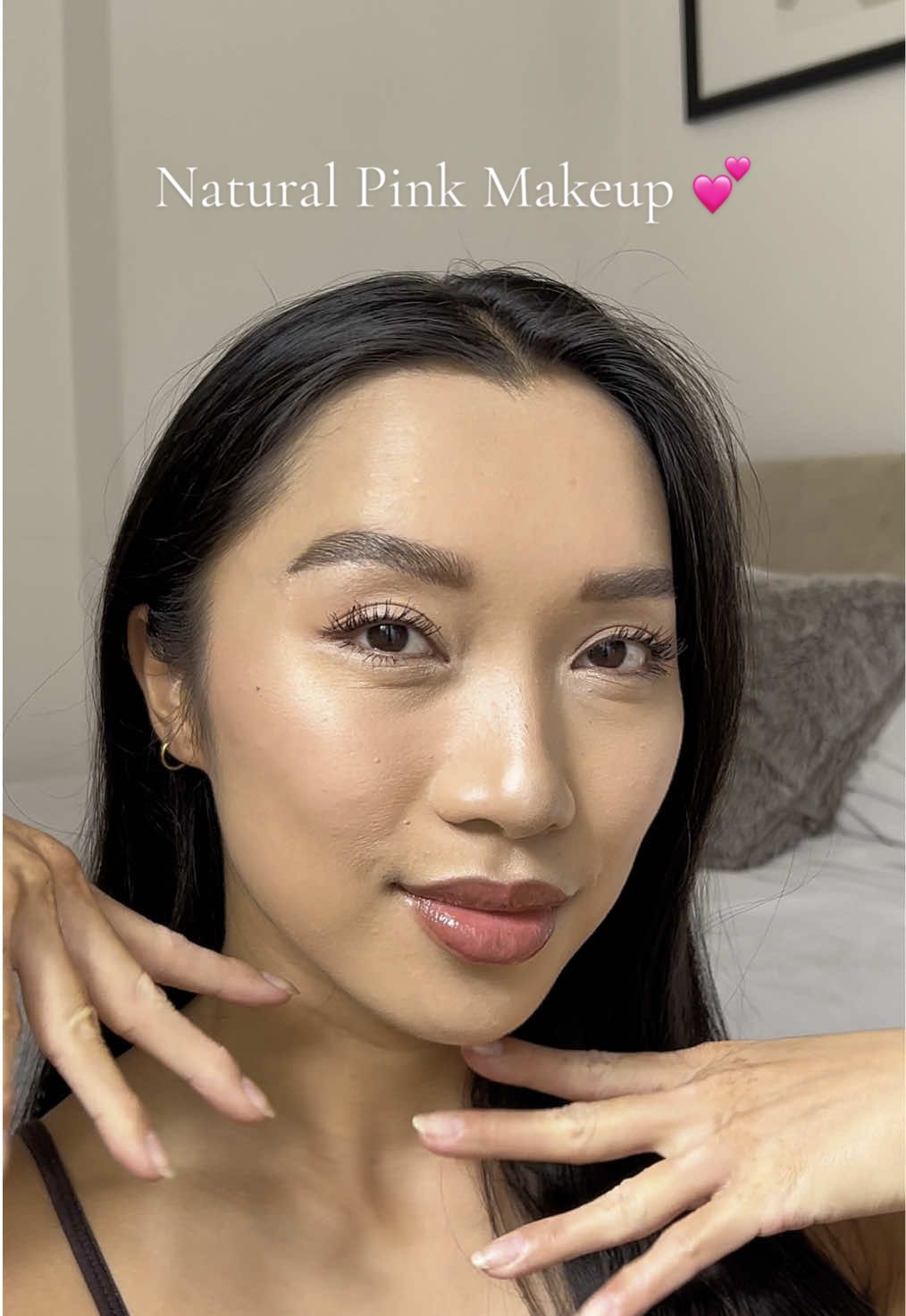 GRWM doing this natural pink makeup look! 💕  Products used:  Face powder @Huda Beauty  Blush, highlighter, eyes & lips @2aN Official  Mascara @MaybellineUK  Contour @3CE  #fyp #kbeauty #makeup #grwm #naturalmakeup 