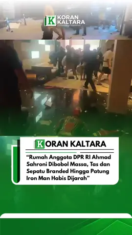 Kondisi terakhir rumah Ahmad Sahroni di Tanjung Priok, Jakarta Utara terpantau hancur. Sejumlah barang, seperti furniture, tas dan sepatu branded, hingga patung Iron Man dibawa massa. 📹: X/pepenidolamu