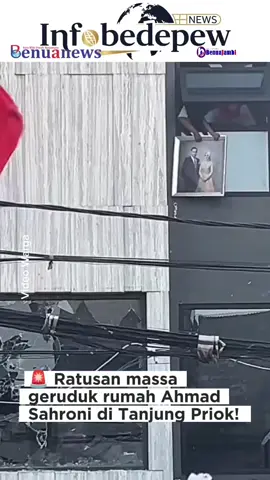 🚨 Ratusan massa geruduk rumah Ahmad Sahroni di Tanjung Priok! Warga suarakan kekesalan atas ucapan kontroversial politikus NasDem itu. #breakingnews #jakarta #rumahsahroni #sahroninasdem #tanjungpriok 
