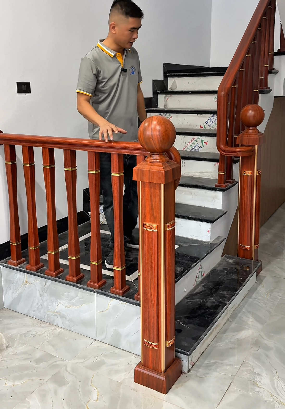 Tiếp tục hoàn thiện công trình lan can nhôm định hình #cauthangnhom #lancannhom #lancannhomdinhhinh 