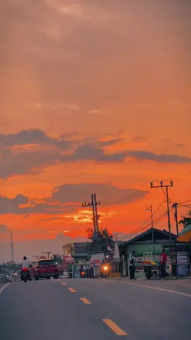 “Senja selalu tahu cara membuat hati kita jatuh cinta pada langit.” #fyppppppppppppppppppppppp #senjasorehari #senja #foryoupage #promomakangajian 