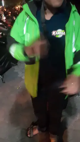 jangan asal pakai atribut gojek ya bila anda tidak ikut paguyuban... jangan bawa atribut gojek untuk bertindak anarkis,politik dan sejajaran nya...  jangan mengatas nama kan anggota dari berbagai paguyuban,organisasi bila anda tidak mengikuti nya...  #viraltiktok  #sorotan #fyp #gojekindonesia #gojeksoloraya 