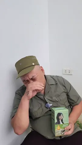 Trưởng Thôn tặng quà mẹ đơn thân