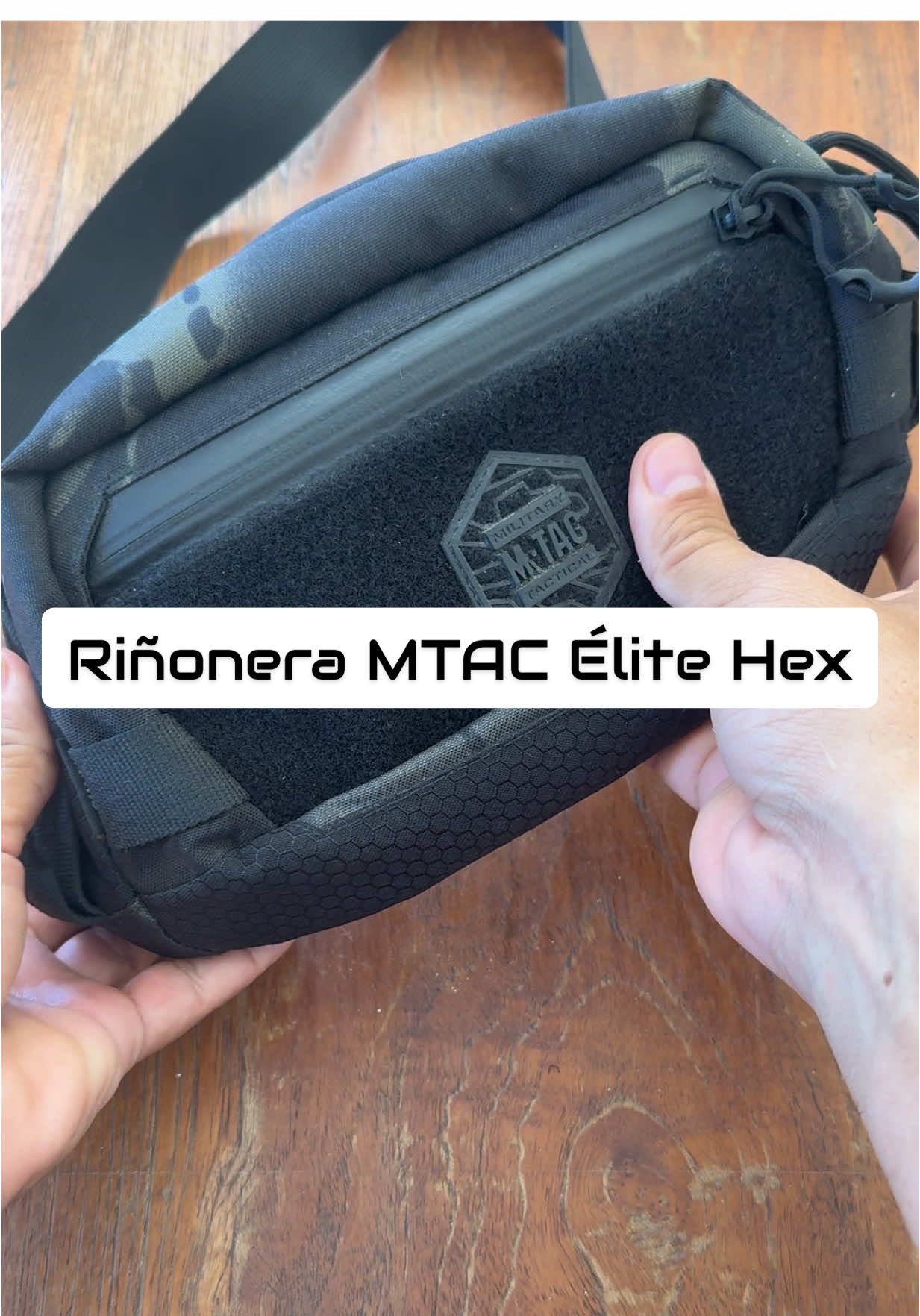 La Waist Bag (o riñonera) Elite Hex de @M-Tac es una riñonera táctica fabricada en resistente y duradero nylon Cordura 500D en combinación con Cordura 1000D Hex. Una riñonera perfecta para el día a día ya que cuenta con una capacidad pensada para permitirnos guardar los accesorios que siempre solemos llevar con nosotros: la cartera, el teléfono móvil, las llaves de casa y del coche, una multiherramienta, etc. Pero también lista para actividades más exigentes en el medio natural. Es la riñonera que se compraría un militar. Todo ello organizado en sus dos bolsillos principales. Yo se la vi a @Mike.blackberet y me encantó. La cinta de ajusta a la cintura es lo suficientemente larga, además de totalmente ajustable, para que podamos convertir la riñonera en una bandolera si preferimos ese estilo de transporte. El enganche no es simétrico lo que permite acceder a lo enganche o desenganche cómodamente.  Características: - Fabricado en Cordura® 500D y 1000D. - Idónea para llevar accesorios personales como la cartera, el teléfono o las llaves. - Equipada con dos bolsillos, uno de ellos con elásticos y cremallera interior. - Diseño de perfil bajo. - Cremalleras YKK. - Hebillas de Woojin. - Panel frontal de velcro para parches identificativos. - Correa de ajuste extralarga y ajustable que permite acoplarla a la cintura o al hombro. - Peso: 230 gramos. #adventure #edc #foryoupage❤️❤️ #survival #supervivencia 