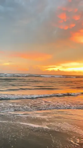 Dikehidupan yang sulit ini , gonjang ganjing rakyat sedang memperjuangkan keadilan , istirahat sejenak kawan keindahan alam masih banyak yang harus disaksikan #sunset #sunsetlover #sunsetvibes #bengkulupride #bengkulutiktok 
