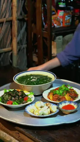 Có ai mê mùi lá lốt như Sò không? Hôm nay bếp nhà thơm lừng với thịt cuốn lá lốt, thêm cá ngừ kho, canh rau ngót. Một mâm cơm tối đơn giản nhưng ngon miệng, mời mọi người ăn cơm cùng hai ba con #vanmonngonbungvi #thomcaybungvi #xuhuong #viral 