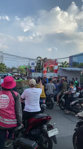 Penjarahan di salah satu rumah anggota Dpr kita 🤣🤣🤭 #Dpr #1312acab #ahmadsaronidpr_ri 