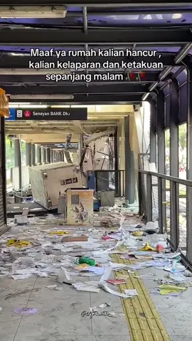 🎥 by: RinaSpill_ guys, aku tau kita semua marah. kita boleh demo, tapi bukan berarti kita bebas merusak fasilitas umum terutama stasiun kereta, bandara, dan halte TransJakarta. 😭 karena dua tempat itu yang setiap harinya menjadi alat transportasi umum bagi masyarakat. aku juga pengguna LRT dan TJ bolak-balik PP Bekasi Jakarta setiap hari, dan merusak ini semua bukan konteks dari tujuan utama kita yang menuntut keadilan pada pejabat pemerintah seperti DPR RI. 🙇🏻‍♀️😔 #demonstrasi #kerusuhan #tuntutkeadilan #fyp #explore 