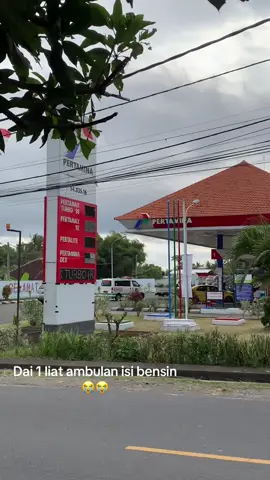tumben bgt liat ambulan isi bensin😭😭
