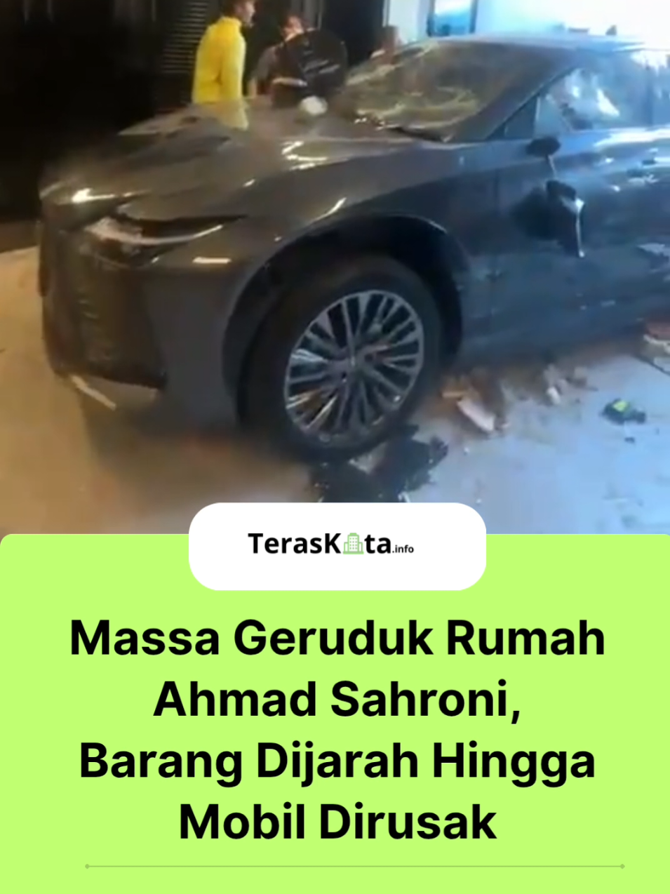 JAKARTA, TERAS KOTA - Rumah anggota DPR RI dari Partai NasDem, Ahmad Sahroni, digeruduk massa di kawasan Tanjung Priok, Jakarta Utara, pada Sabtu (30/8/2025) sore. Aksi ini terjadi sekitar pukul 15.00 WIB, ketika ratusan orang memadati gang menuju kediaman politisi yang akrab disapa crazy rich Tanjung Priok itu. Awalnya, massa hanya berorasi di depan rumah. Namun situasi cepat memanas. Gerbang besi didobrak, pintu rumah dijebol, hingga akhirnya massa masuk dan melakukan perusakan. Sejumlah barang rumah tangga seperti televisi, furnitur, hingga elektronik dijarah. Bahkan, mobil mewah yang terparkir di garasi ikut menjadi sasaran amuk. Aksi penggerudukan ini dipicu oleh pernyataan kontroversial Sahroni beberapa waktu lalu. Ia menyebut wacana pembubaran DPR sebagai “mental tolol sedunia.” Ungkapan tersebut dianggap merendahkan dan menyulut kemarahan publik, hingga memicu gelombang protes yang berujung pada penyerangan. Sumber: Istimewa #ahmadsahroni #dprri #sahroni #massa #tanjungpriok 