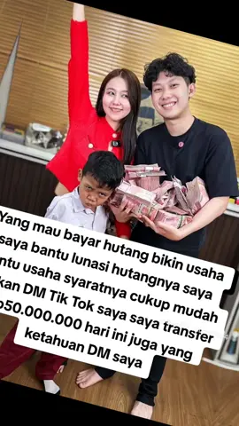 HADIAH ONLINE | semoga terwujud . Sejarah #fotografi🕋 dimulai dengan penemuan dua prinsip penting: yang pertama adalah kamera obscura memproyeksikan gambar, yang kedua adalah penemuan bahwa beberapa zat terlihat berubah oleh paparan cahaya. Tidak ada artefak atau deskripsi yang menunjukkan upaya untuk menangkap gambar dengan bahan sensitif cahaya sebelum abad ke-18. Pemandangan dari jendela di Le Gras 1926 atau 1827, diyakini sebagai foto kamera paling awal yang masih ada. [1] Penambahan reoriented asli (kiri) dan berwarna (kanan). Sekitar 1717, Johann Henry Schulze menggunakan bubur sensitif cahaya untuk menangkap gambar huruf cut-out pada botol. Namun, ia tidak mengejar membuat hasil ini permanen. Sekitar tahun 1800, Thomas Wedgwood membuat yang pertama didokumenkan secara andal, meskipun upaya gagal dalam menangkap gambar kamera dalam bentuk permanen... Eksperimennya memang menghasilkan fotogram terperinci, tetapi Wedgwood dan pasangannya Humphry Davy tidak menemukan cara untuk memperbaiki gambar-gambar ini. Pada 1826, Nicéphore Niépce pertama kali berhasil memperbaiki gambar yang ditangkap dengan kamera, tetapi diperlukan pencahayaan di kamera selama delapan jam atau bahkan beberapa hari dan hasil paling awal sangat kasar. Rekan Niépce Louis Daguerre melanjutkan untuk mengembangkan proses daguerretipe, yang pertama diumumkan secara publik dan proses fotografi yang layak secara komersial. daguerretipe hanya membutuhkan beberapa menit pencahayaan di kamera, dan menghasilkan hasil yang jelas dan terperinci. Pada tanggal 2 Agustus 1839 Daguerre mendemonstrasikan rincian proses ke Kamar Teman di Paris. Pada tanggal 19 Agustus rincian teknis dipublikasikan dalam pertemuan Akademi Ilmu Pengetahuan dan Akademi Seni Rupa di Istana Lembaga. (Untuk memberikan hak penemuankepada publik, Daguerre dan Niépce diberikan anuitas yang murah hati seumur hidup.) [3][4 [5] Ketika proses daguerretipe berbasis logam ditunjukkan secara resmi kepada publik, pendekatan pesaing caltipe negatif berbasis kertas dan proce cetak garam #Islamic Quotes #IslamicWisdom #Quranic Verses #HadithOfTheDay  Him  Muhammad