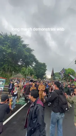 long march demo wonosobo bersama Bupati, Wakil Bupati dan Jajaran Pimpinan DPR menuju kantor Pos  #demowonosobo #indonesiagelap #hiduprakyatindonesia #hidupojolindonesia 
