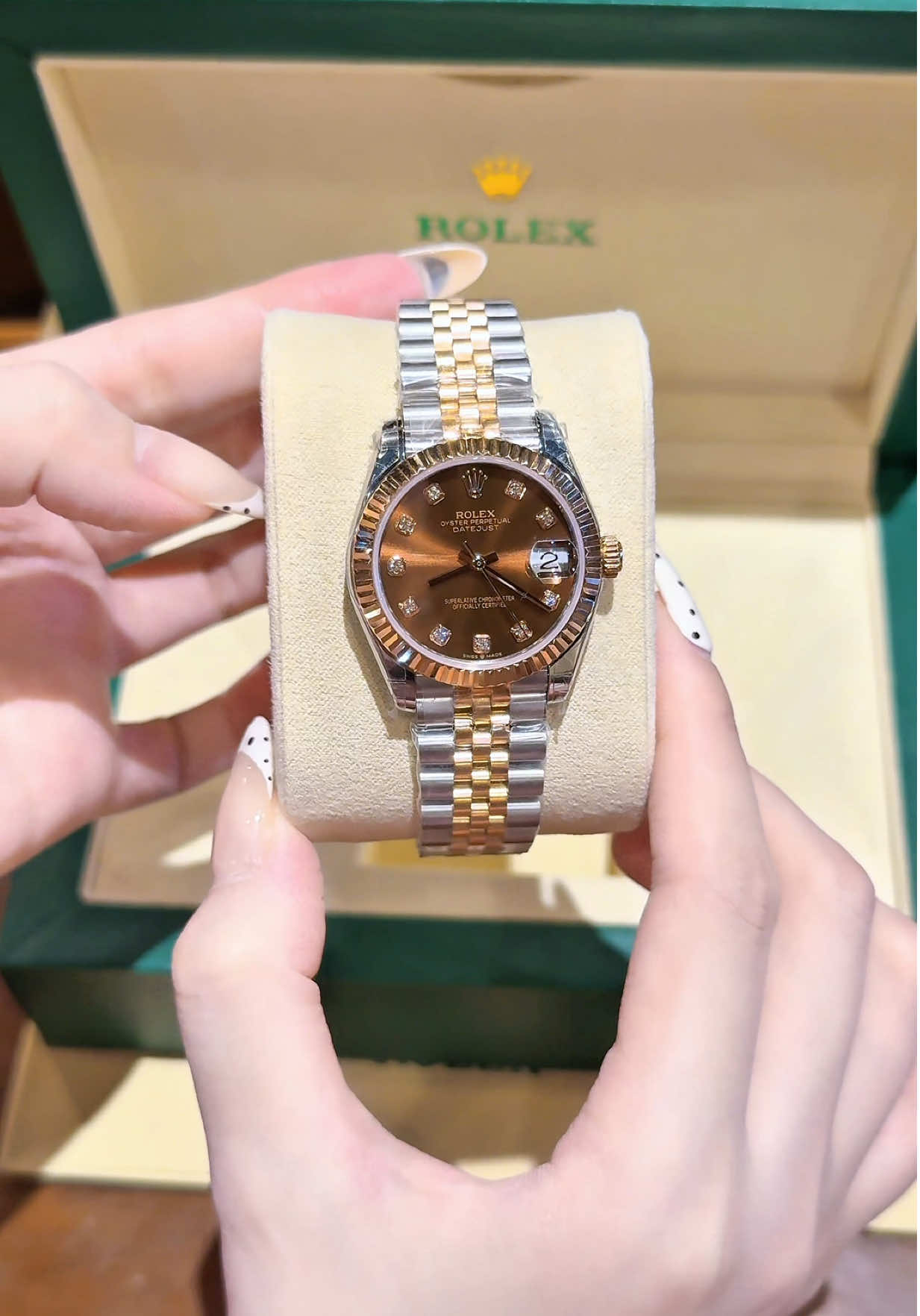 Màu nâu chocolate chưa bao giờ hết hot lun 😍, e B.Anh sẵn đủ sz 28-31-36-41mm nhé cả nhà⌚️🫰🏻#xuhuong2025 #tiktokvietnam #watch #donghonu #donghonam 