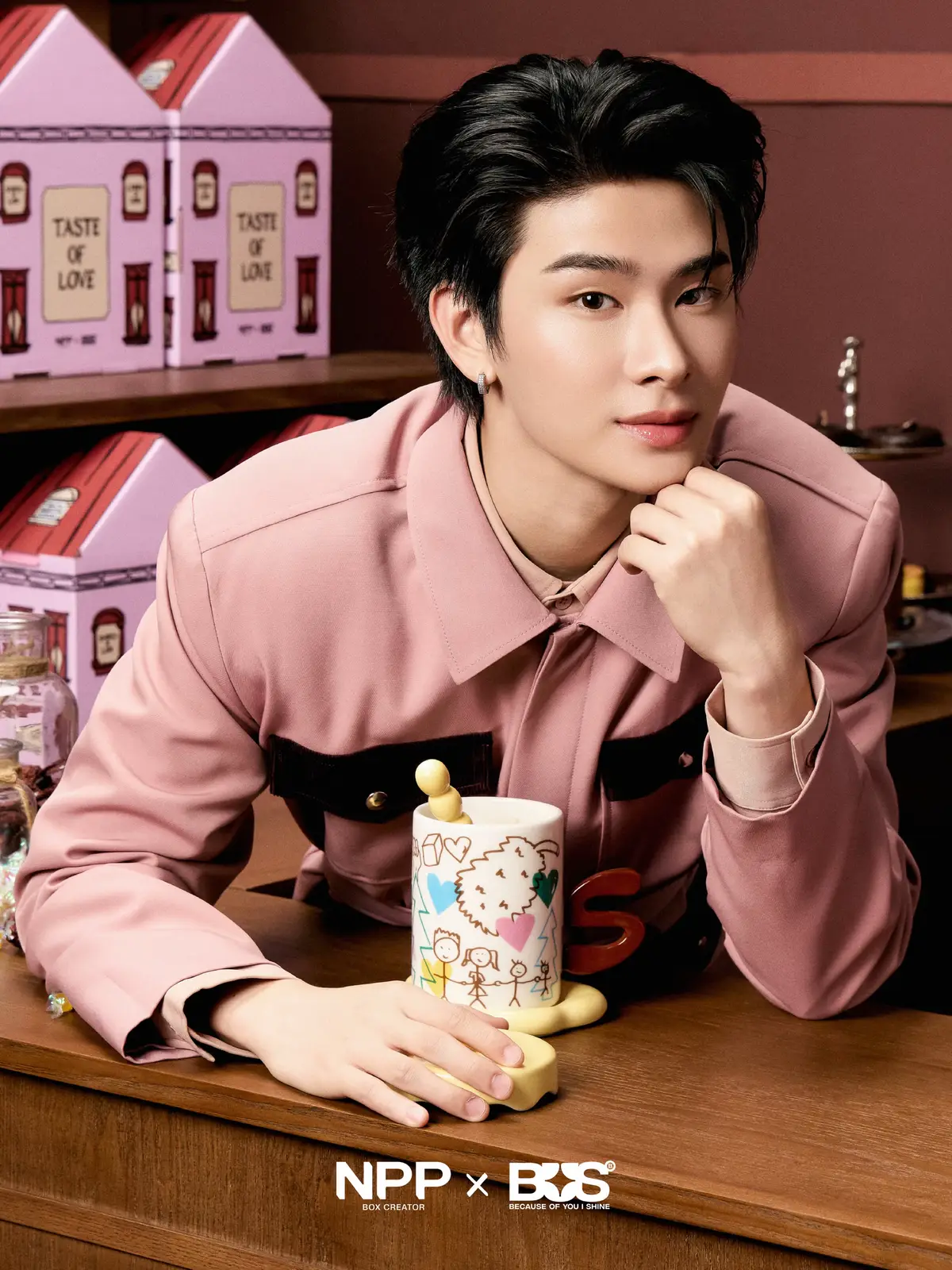 PEOPLE OF #NPPCITY 🏡 #THAIchayanon THE CHOCOLATIER 🍫 /ˌʃɒk.ə.ləˈtɪər/ noun 1. NPPCITY’s master of sweet moments 2. Serving sweetness with the MUG SET from CHOCOLATE FACTORY Example: Morning coffee hits different when THAIchayanon makes it cozy Official Release 📍 09.09.25 🕗 6PM (GMT+7) *All designs showcased in this collection are exclusively co-created by BUS because of you i shine #NPPxBUS  #BUSbecauseofyouishine  #COCREATEDWITHNPPBOX