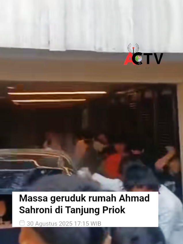 Rumah politikus Partai NasDem, Ahmad Sahroni, di Tanjung Priok, Jakarta Utara, digeruduk massa pada Sabtu, 30 Agustus 2025, pukul 15.00 WIB. Massa datang dengan sepeda motor dan langsung berunjuk rasa di depan rumah Sahroni di Jalan Swasembada Timur XXII, Kelurahan Kebon Bawang. Unjuk rasa ini dilakukan untuk menyuarakan kekesalan massa atas ucapan kontroversial Ahmad Sahroni. Rumah Ahmad Sahroni terlihat tertutup rapat saat kejadian. Rumah Ahmad Sahroni didatangi massa yang kemudian berorasi singkat. Massa meninggalkan lokasi sekitar pukul 15.15 WIB setelah orasi. Ahmad Sahroni menjadi sorotan publik karena ucapannya terkait isu kenaikan tunjangan DPR RI. Ia menyatakan bahwa desakan pembubaran DPR terkait isu tersebut adalah hal yang keliru. #fyp #massaaksi #Jakarta #rumahsahroni #dprri