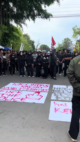 Demo di depan Pendopo Kabupaten Batang 