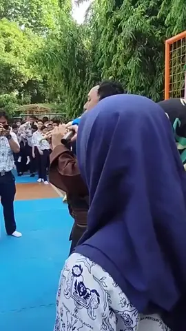 #repost  | Motivator buta guncang SMPN 85 Jakarta!  ini baru namanya motivator buta bikin happy!